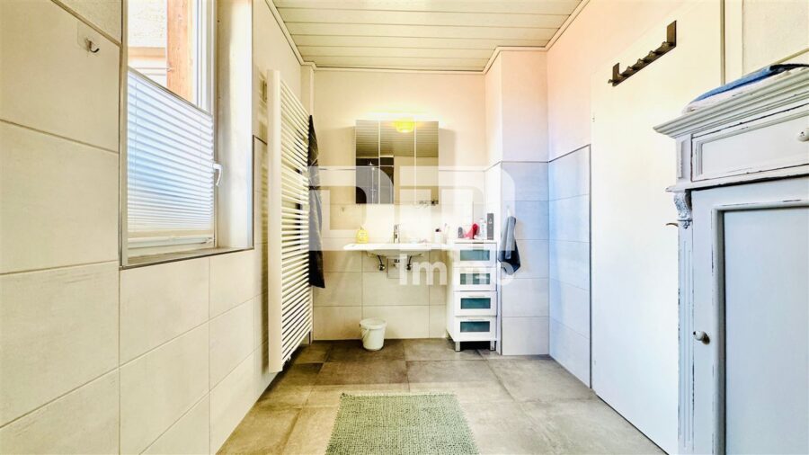 Wohnensemble mit Platz für Visionen: Saniertes Fachwerkhaus / Scheune + Halle mit Paddock - Gebäude 1 EG Badezimmer / Dusche ebenerdig